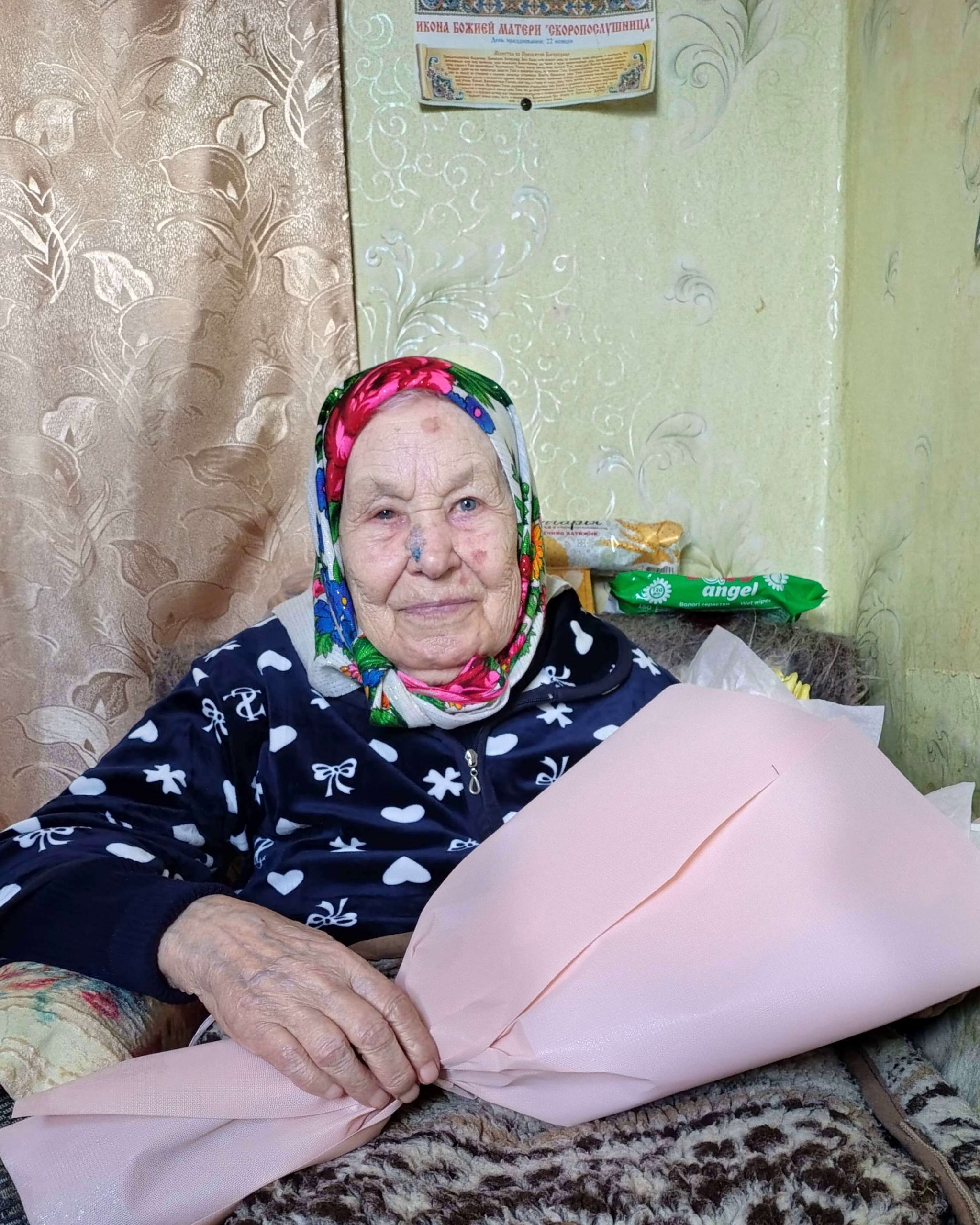 Багата на роки і рідню: у Кропивницькому привітали столітню ювілярку