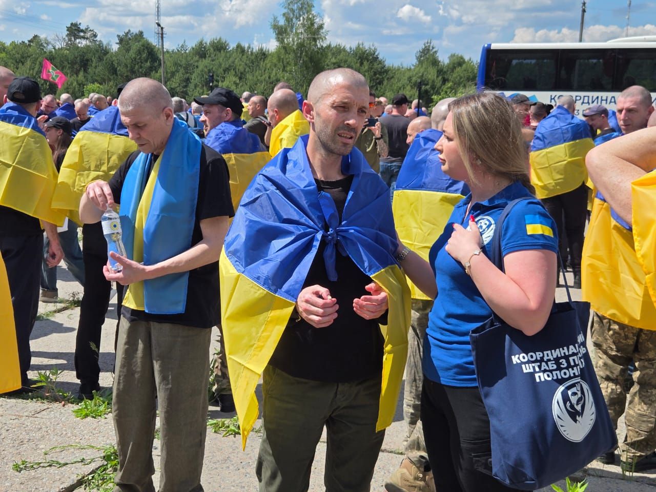 Важливі рекомендації щодо приватності звільнених з полону захисників, їхніх родин та висвітлення інформації в медіа
